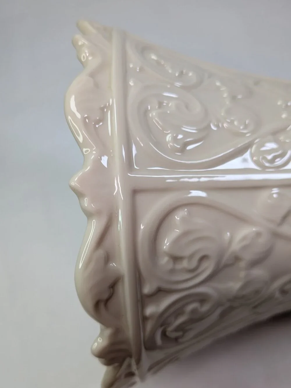 Lenox VTG 11” Ivory Baroque Sculpted Gothic Scalloped Pedestal Statement Vase